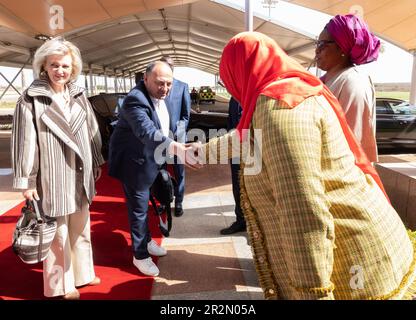Dakar, Sénégal. 20th mai 2023. La princesse Astrid de Belgique et le vice-ministre wallon président Willy Borsus ont été photographiés lors d'une cérémonie de bienvenue à l'aéroport de Dakar, Sénégal, à l'arrivée d'une mission économique au Sénégal le samedi 20 mai 2023. La mission est organisée par la princesse Astrid, rejointe par les ministres Hadja Lahbib et Willy Borsus, et le secrétaire d'Etat Pascal Smet. BELGA PHOTO BENOIT DOPPAGNE crédit: Belga News Agency/Alay Live News Banque D'Images