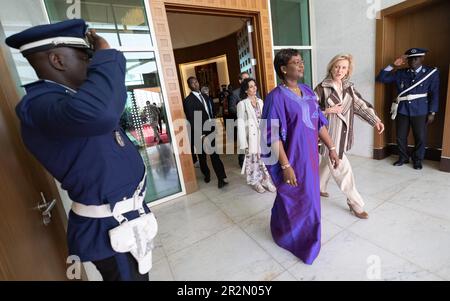 Dakar, Sénégal. 20th mai 2023. La princesse Astrid de Belgique et le ministre sénégalais de l'économie Oulimata Sarr se rencontrent lors d'une cérémonie de bienvenue à l'aéroport de Dakar, au Sénégal, à l'arrivée d'une mission économique au Sénégal le samedi 20 mai 2023. La mission est organisée par la princesse Astrid, rejointe par les ministres Hadja Lahbib et Willy Borsus, et le secrétaire d'Etat Pascal Smet. BELGA PHOTO BENOIT DOPPAGNE crédit: Belga News Agency/Alay Live News Banque D'Images