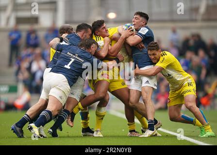 Jimmy O'Brien (deuxième à droite) est affronté par Paul Boudehent, Ulupano Seuteni et Tawera Kerr-Barlow lors du match final de la coupe des champions Heineken au stade Aviva de Dublin, en Irlande. Date de la photo: Samedi 20 mai 2023. Banque D'Images