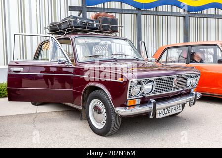 Samara; Russie - 14 mai; 2023: Voiture rétro soviétique d'époque Lada-2103 avec bagages sur le toit de la rue de la ville pendant le spectacle oldtimer Banque D'Images