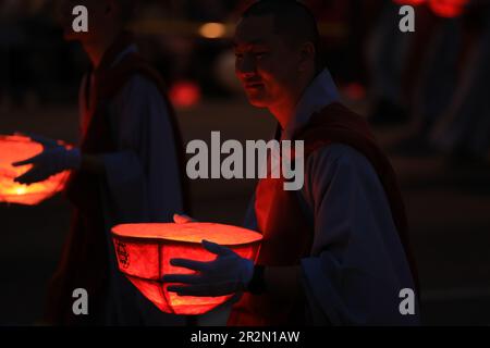 Les bouddhistes allument les lanternes de lotus et défilent à Séoul, en Corée du Sud, sur 20 mai 2023. Le prochain 27th est l'anniversaire de Bouddha. La parade de Yeondeung, qui ne pouvait pas être célébrée à cause de la COVID-19, a eu lieu après trois ans. À Séoul, en Corée du Sud. Credit: Kitae Lee/ Alamy Live News Banque D'Images