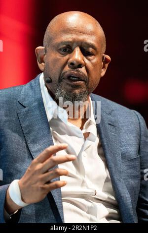 Acteur et militant Forest Whitaker sur scène en conversation avec le diffuseur Clive Myrie lors du gala de la Charité de la Loterie du code postal du peuple à l'EICC, à Édimbourg, où il a reçu un prestigieux prix du héros de la Loterie du code postal du peuple. M. Whitaker a également reçu un don pour £500 000 pour l'Initiative de paix et de développement de Whitaker (WPDI), dont il est le fondateur et le PDG. Date de la photo: Lundi 15 mai 2023. Banque D'Images