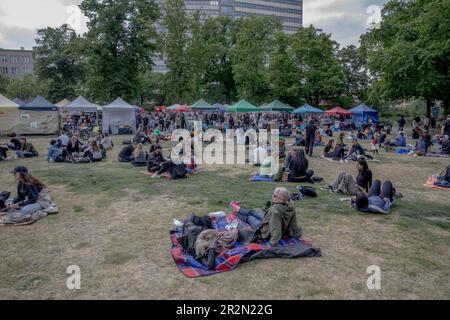 Les amateurs de gastronomie et les amateurs de cuisine asiatique de Berlin ont trouvé leur paradis culinaire au Thaipark Berlin sur 20 mai 2023. La communauté thaïlandaise de Berlin, en particulier les Berlinois thaïlandais, a joué un rôle important dans l'établissement de ce phénomène culinaire. Ce qui a commencé comme des réunions informelles entre les familles a progressivement évolué vers un marché de la nourriture de rue renommé qui a dépassé les frontières du quartier de Charlottenburg-Wilmersdorf. Ce marché animé, célèbre comme le plus grand centre d'Allemagne pour la cuisine thaïlandaise authentique, est devenu une destination appréciée des habitants et des visiteurs à la recherche d'un souvenir inoubliable Banque D'Images