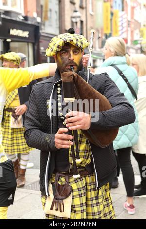 Les fans de rugby de la Rochelle à Dublin 20 mai 2023 pour le match final de la coupe des champions contre Leinster. Vue sur Grafton Street. Banque D'Images