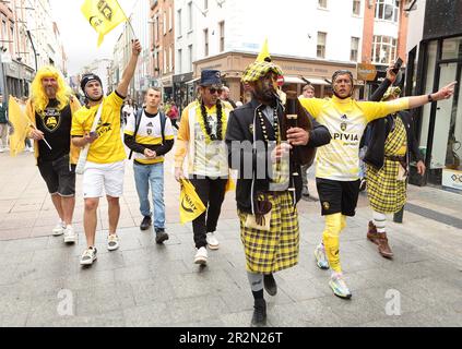 Les fans de rugby de la Rochelle à Dublin 20 mai 2023 pour le match final de la coupe des champions contre Leinster. Vue sur Grafton Street. Banque D'Images