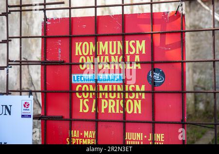 Kommunisme sur vangla. Le communisme est une prison. Affiche ou bannière suspendue à la prison de Patarei à Tallinn, Estonie. Banque D'Images