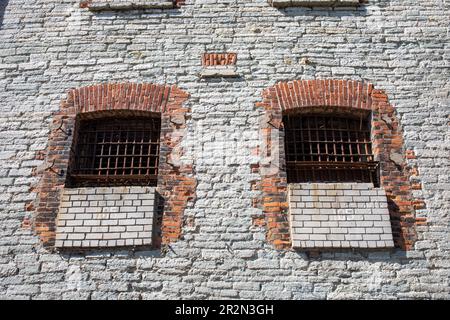 Bars sur les célèbres fenêtres de la prison de Patarei à Tallinn, Estonie Banque D'Images