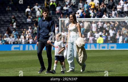 Londres, Royaume-Uni. 20th mai 2023. Entraîneur en chef par intérim Ryan Mason de Tottenham Hotspur et sa famille pendant le défilé de fin de saison Premier League Match, Tottenham Hotspur v Brentford au Tottenham Hotspur Stadium à Londres le samedi 20th mai 2023. Cette image ne peut être utilisée qu'à des fins éditoriales. Usage éditorial seulement, photo par Sandra Mailer/Andrew Orchard sports photographie/Alamy Live News crédit: Andrew Orchard sports photographie/Alamy Live News Banque D'Images