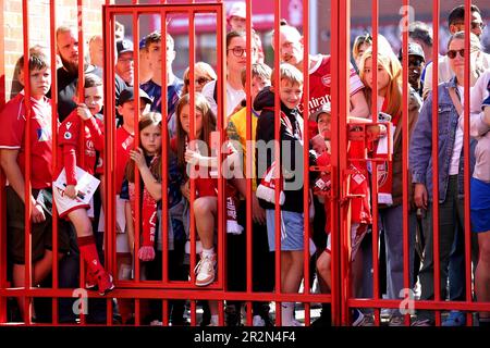 Les fans attendent devant le stade avant le match de la Premier League au City Ground, à Nottingham. Date de la photo: Samedi 20 mai 2023. Banque D'Images