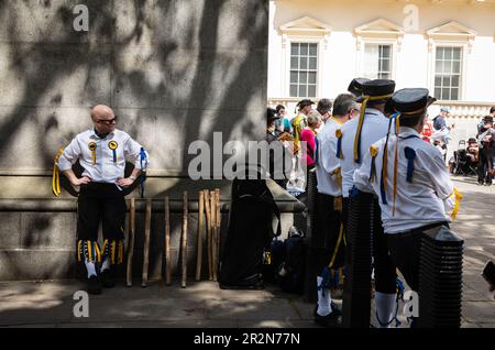 Londres, Royaume-Uni, 20 mai 2023. Morris Dancers danse à travers Londres. Les danseurs de Westminster Morris, rejoints par d'autres sociétés dansantes de Morris, ont pris part à une journée de danse Morris dans le quartier de Westminster. Londres, Royaume-Uni. (Tennessee Jones - Alamy Live News) Banque D'Images