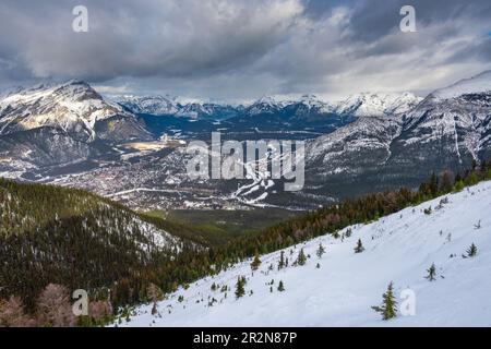 Vues panoramiques en hiver depuis le sommet de la télécabine du mont Sulphur dans le parc national Banff, Alberta Canada Banque D'Images