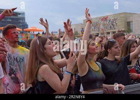 Tirana, Albanie, 20th mai 2023. La place Skanderbeg, au cœur de la ville, a été transformée par une émeute de couleurs et de musique pour le Festival de la Journée des couleurs, avec le musée historique national emblématique comme toile de fond. En plus d'un programme de concerts en direct, le festival célèbre la couleur et le printemps, avec des participants qui lancent des poudres lavables de couleur autour de l'arène décorée, et les uns sur les autres, dans une tradition similaire à l'Indian Holi Festival. L'événement a lieu en Grèce et en Albanie chaque mois de mai. G. P. Essex/Alamy Live News Banque D'Images