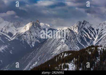 Vues panoramiques en hiver depuis le sommet de la télécabine du mont Sulphur dans le parc national Banff, Alberta Canada Banque D'Images