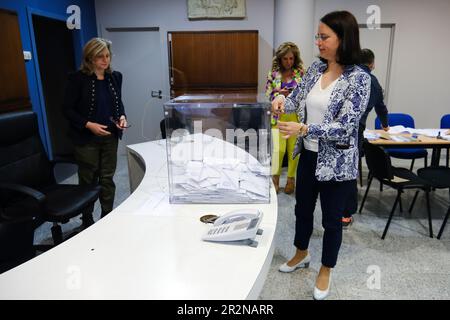 Bruxelles, Belgique. 20th mai 2023. Les représentants électoraux comptent les bulletins de vote après la fermeture du bureau de vote lors des élections législatives grecques dans un bureau de vote à Bruxelles, Belgique, sur 20 mai 2023. Crédit: ALEXANDROS MICHAILIDIS/Alamy Live News Banque D'Images