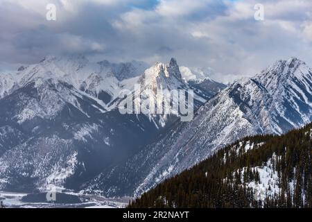 Vues panoramiques en hiver depuis le sommet de la télécabine du mont Sulphur dans le parc national Banff, Alberta Canada Banque D'Images