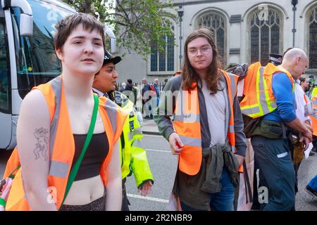 Londres, Angleterre, Royaume-Uni 20 mai 2023 il suffit d'arrêter les manifestants du secteur pétrolier pour bloquer les routes et ralentir la marche de Parliament Square à Trafalgar Square. Un jour d'action paisible, Louis McKechnie, emprisonné pour s'être lié au poste de but lors d'un match de football d'Everton contre Newcastle, a rejoint les manifestants l'année dernière. Banque D'Images