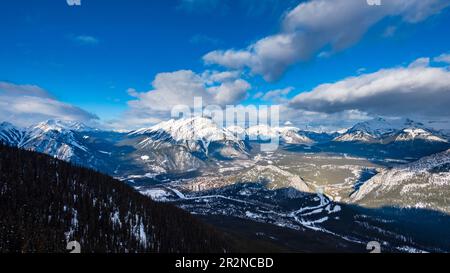 Vues panoramiques en hiver depuis le sommet de la télécabine du mont Sulphur dans le parc national Banff, Alberta Canada Banque D'Images