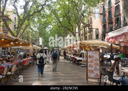 Restaurants en plein air le long de Las Ramblas à Barcelone, Espagne. Banque D'Images