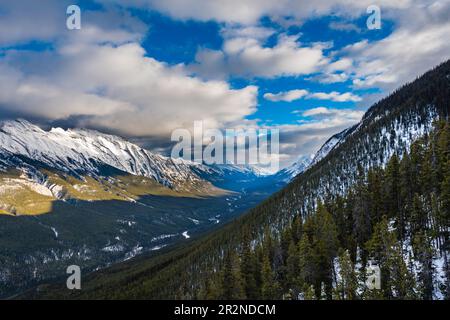 Vues panoramiques en hiver depuis le sommet de la télécabine du mont Sulphur dans le parc national Banff, Alberta Canada Banque D'Images