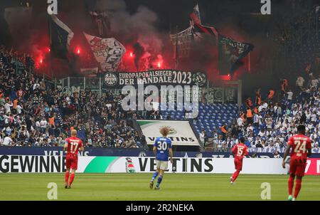 Schalke, Allemagne. 20th mai 2023. Firo: 20.05.2023, football, 1st Bundesliga, première division FC Schalke 04 - SG Eintracht Francfort 2:2 fans, ultras, Eintracht, pyrotechnics, fumée, Affiche des gagnants de la coupe d'Europe du rampage. Credit: dpa/Alay Live News Banque D'Images