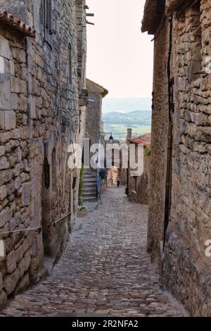 Dans les ruelles de Lacoste, Luberon, département du Vaucluse en Provence-Alpes-Côte d'Azur, Provence, France Banque D'Images