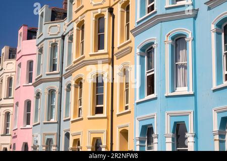 Rangée colorée de maisons à Tenby, Pembrokeshire, pays de Galles, Royaume-Uni Banque D'Images