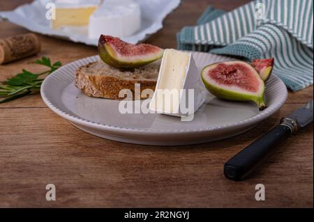 Émincé de fromage doux sur une assiette à figues Banque D'Images