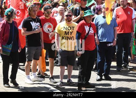 Des milliers de personnes sont descendues samedi dans les rues de Swansea pour participer à une marche appelant à l'indépendance galloise. Environ 5000 personnes se sont garées dans l'événement organisé dans la deuxième ville du pays de Galles et organisé par les groupes pro-indépendantistes Yes Cymru et AUOB (tous sous une bannière) Cymru. Banque D'Images