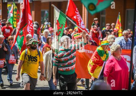 Des milliers de personnes sont descendues samedi dans les rues de Swansea pour participer à une marche appelant à l'indépendance galloise. Environ 5000 personnes se sont garées dans l'événement organisé dans la deuxième ville du pays de Galles et organisé par les groupes pro-indépendantistes Yes Cymru et AUOB (tous sous une bannière) Cymru. Banque D'Images