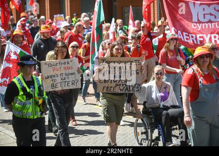 Des milliers de personnes sont descendues samedi dans les rues de Swansea pour participer à une marche appelant à l'indépendance galloise. Environ 5000 personnes se sont garées dans l'événement organisé dans la deuxième ville du pays de Galles et organisé par les groupes pro-indépendantistes Yes Cymru et AUOB (tous sous une bannière) Cymru. Banque D'Images