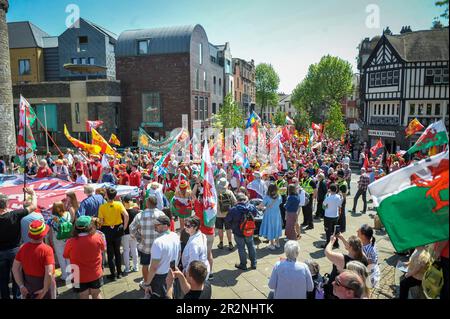 Des milliers de personnes sont descendues samedi dans les rues de Swansea pour participer à une marche appelant à l'indépendance galloise. Environ 5000 personnes se sont garées dans l'événement organisé dans la deuxième ville du pays de Galles et organisé par les groupes pro-indépendantistes Yes Cymru et AUOB (tous sous une bannière) Cymru. Banque D'Images