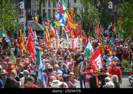 Des milliers de personnes sont descendues samedi dans les rues de Swansea pour participer à une marche appelant à l'indépendance galloise. Environ 5000 personnes se sont garées dans l'événement organisé dans la deuxième ville du pays de Galles et organisé par les groupes pro-indépendantistes Yes Cymru et AUOB (tous sous une bannière) Cymru. Banque D'Images