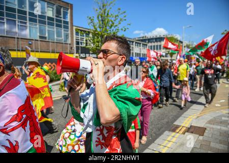 Des milliers de personnes sont descendues samedi dans les rues de Swansea pour participer à une marche appelant à l'indépendance galloise. Environ 5000 personnes se sont garées dans l'événement organisé dans la deuxième ville du pays de Galles et organisé par les groupes pro-indépendantistes Yes Cymru et AUOB (tous sous une bannière) Cymru. Banque D'Images