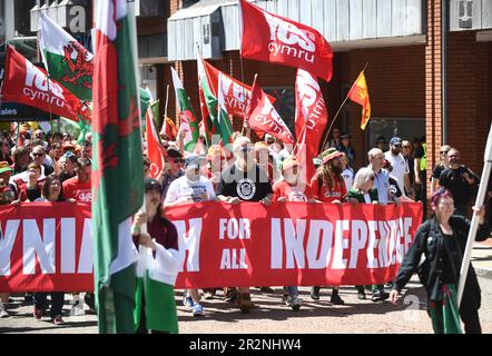 Des milliers de personnes sont descendues samedi dans les rues de Swansea pour participer à une marche appelant à l'indépendance galloise. Environ 5000 personnes se sont garées dans l'événement organisé dans la deuxième ville du pays de Galles et organisé par les groupes pro-indépendantistes Yes Cymru et AUOB (tous sous une bannière) Cymru. Banque D'Images