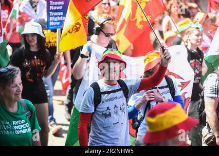 Des milliers de personnes sont descendues samedi dans les rues de Swansea pour participer à une marche appelant à l'indépendance galloise. Environ 5000 personnes se sont garées dans l'événement organisé dans la deuxième ville du pays de Galles et organisé par les groupes pro-indépendantistes Yes Cymru et AUOB (tous sous une bannière) Cymru. Banque D'Images