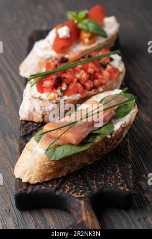 Bruschetta italienne traditionnel situé sur une table en bois Banque D'Images