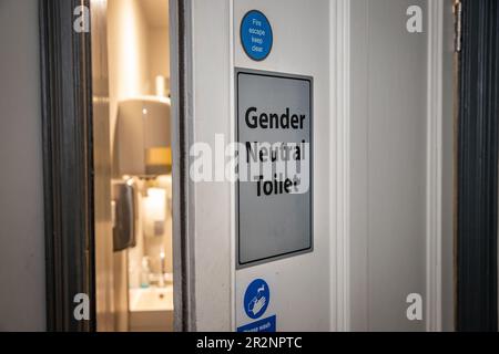 Panneau de toilettes neutre sur une porte Banque D'Images