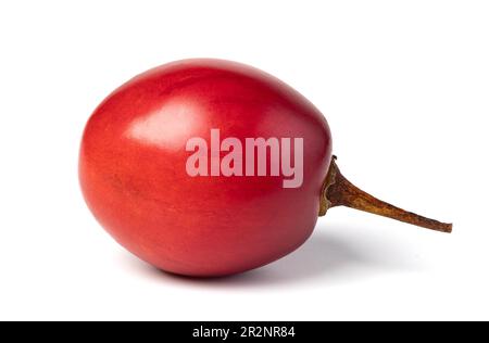 Tamarillo isolé sur fond blanc Banque D'Images