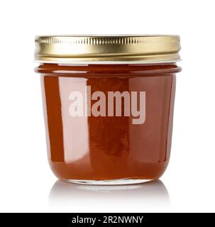 Pots de confiture d'abricot isolés sur fond blanc Banque D'Images