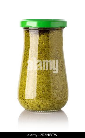 sauce pesto au basilic dans un pot en verre isolé sur fond blanc Banque D'Images