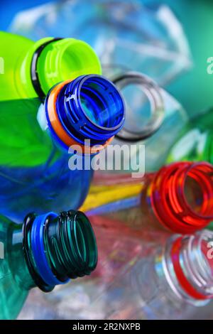 Vider les bouteilles de boisson gazeuse colorées. Déchets plastiques Banque D'Images