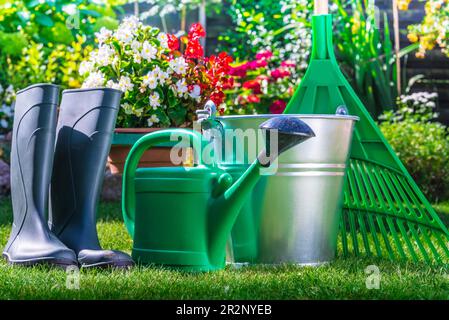 Outils de jardinage sur l'herbe dans le jardin Banque D'Images