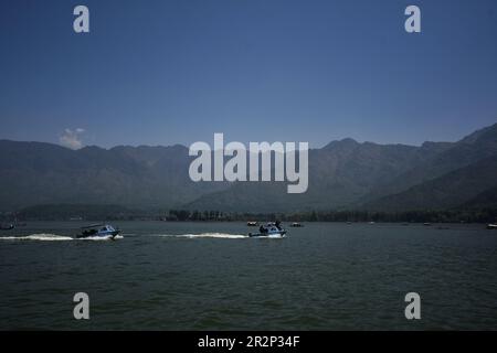 Srinagar, Inde. 20th mai 2023. Des soldats paramilitaires indiens patrouillent dans le lac Dal avant la réunion du groupe de travail sur le tourisme de G20 à Srinagar, au Cachemire contrôlé par l'Inde, samedi, 20 mai 2023. De 22-24 mai Srinagar accueillera une réunion de G20 sur le tourisme dans le cadre du Sommet 2023 de G20. Cette réunion fait partie d'une série de réunions avant le sommet de G20 qui se tiendra à New Delhi en septembre. (Photo de Mubashir Hassan/Pacific Press) Credit: Pacific Press Media production Corp./Alay Live News Banque D'Images