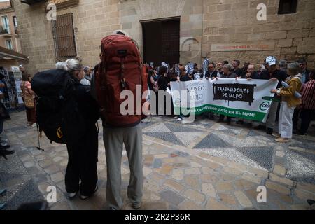 Malaga, Espagne. 20th mai 2023. Deux touristes sont vus comme des manifestants portant des masques représentant le style Picasso prendre part à une manifestation silencieuse devant le Musée Picasso, pour exiger de meilleurs salaires et de meilleures conditions de travail. Coïncidant avec 'la Noche en Blanco' (un événement annuel qui promeut la culture avec des activités culturelles gratuites), des dizaines d'employés du Musée Picasso de Malaga ont organisé une manifestation pour exiger des salaires et des conditions de travail égaux à ceux des autres musées du pays. Crédit : SOPA Images Limited/Alamy Live News Banque D'Images