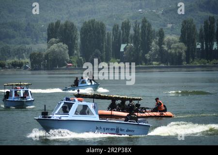 Srinagar, Inde. 20th mai 2023. Des soldats paramilitaires indiens patrouillent dans le lac Dal avant la réunion du groupe de travail sur le tourisme de G20 à Srinagar, au Cachemire contrôlé par l'Inde, samedi, 20 mai 2023. De 22-24 mai Srinagar accueillera une réunion de G20 sur le tourisme dans le cadre du Sommet 2023 de G20. Cette réunion fait partie d'une série de réunions avant le sommet de G20 qui se tiendra à New Delhi en septembre. (Photo de Mubashir Hassan/Pacific Press) Credit: Pacific Press Media production Corp./Alay Live News Banque D'Images