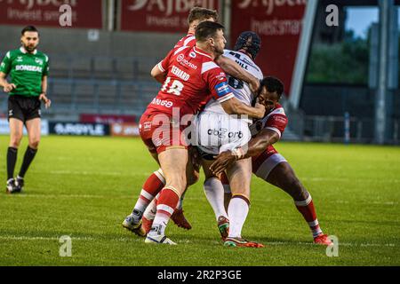 Chris Hill de Huddersfield Giants est affronté lors du sixième tour de la coupe du défi de Betfred entre Salford Red Devils et Huddersfield Giants au stade AJ Bell, à Eccles, le samedi 20th mai 2023. (Photo : Ian Charles | INFORMATIONS MI) Credit: INFORMATIONS MI & Sport /Alamy Live News Banque D'Images