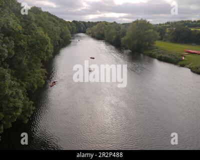 Canoës rouges sur la rivière Wye près de Hay-on-Wye, septembre 2019 Banque D'Images