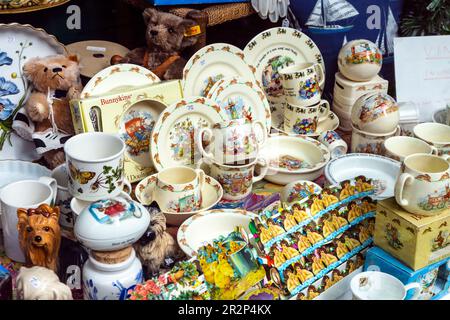 Royal Doulton Bunnykins china exposée dans une boutique d'époque de George Street, Hastings, Angleterre, Royaume-Uni Banque D'Images