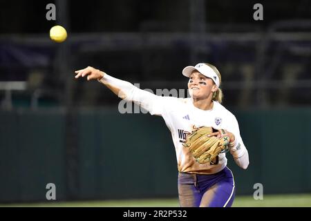 19 mai 2023 : = pendant le match régional de softball NCAA entre les ours du Colorado du N. et les Huskies de Washington au stade de softball Husky à Seattle, en Australie occidentale. Washington défait N. Colorado 10-2. Steve Faber/CSM Banque D'Images