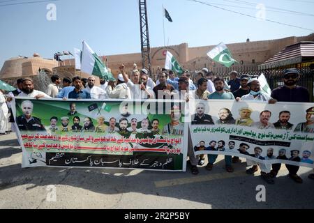 19 mai 2023, peshawar, Khyber Pakhtunkhwa, Pakistan : les gens crient des slogans lorsqu'ils assistent à un rassemblement en faveur de l'armée pakistanaise à la suite des violentes manifestations qui ont éclaté après l'arrestation de l'ancien Premier ministre Imran Khan le 09 mai. L'arrestation de Khan le 09 mai 2023 a déclenché de violentes manifestations au cours desquelles ses partisans ont pris d'assaut la Maison du Commandant du corps de Lahore et le quartier général (GHQ) à Rawalpindi. (Credit image: © Hussain Ali/Pacific Press via ZUMA Press Wire) USAGE ÉDITORIAL SEULEMENT! Non destiné À un usage commercial ! Banque D'Images